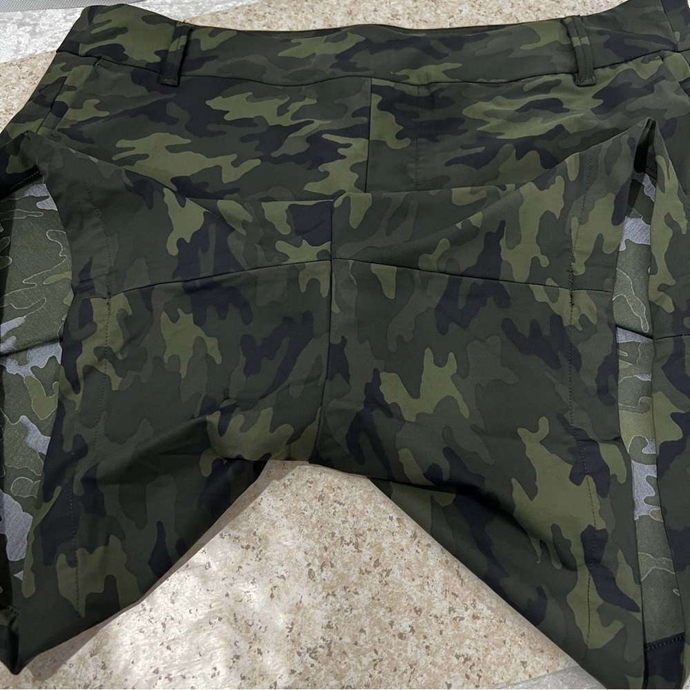 Spanx Sunshine Camo Green Shorts Pull-On Size Large Stretchy Comfy - Picture 7 of 8